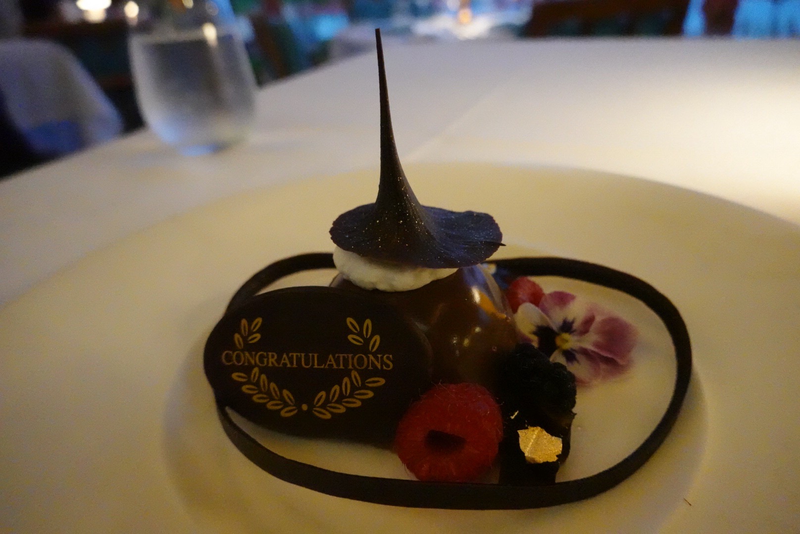 記念日のプレートを添えてもらったチョコレートムース