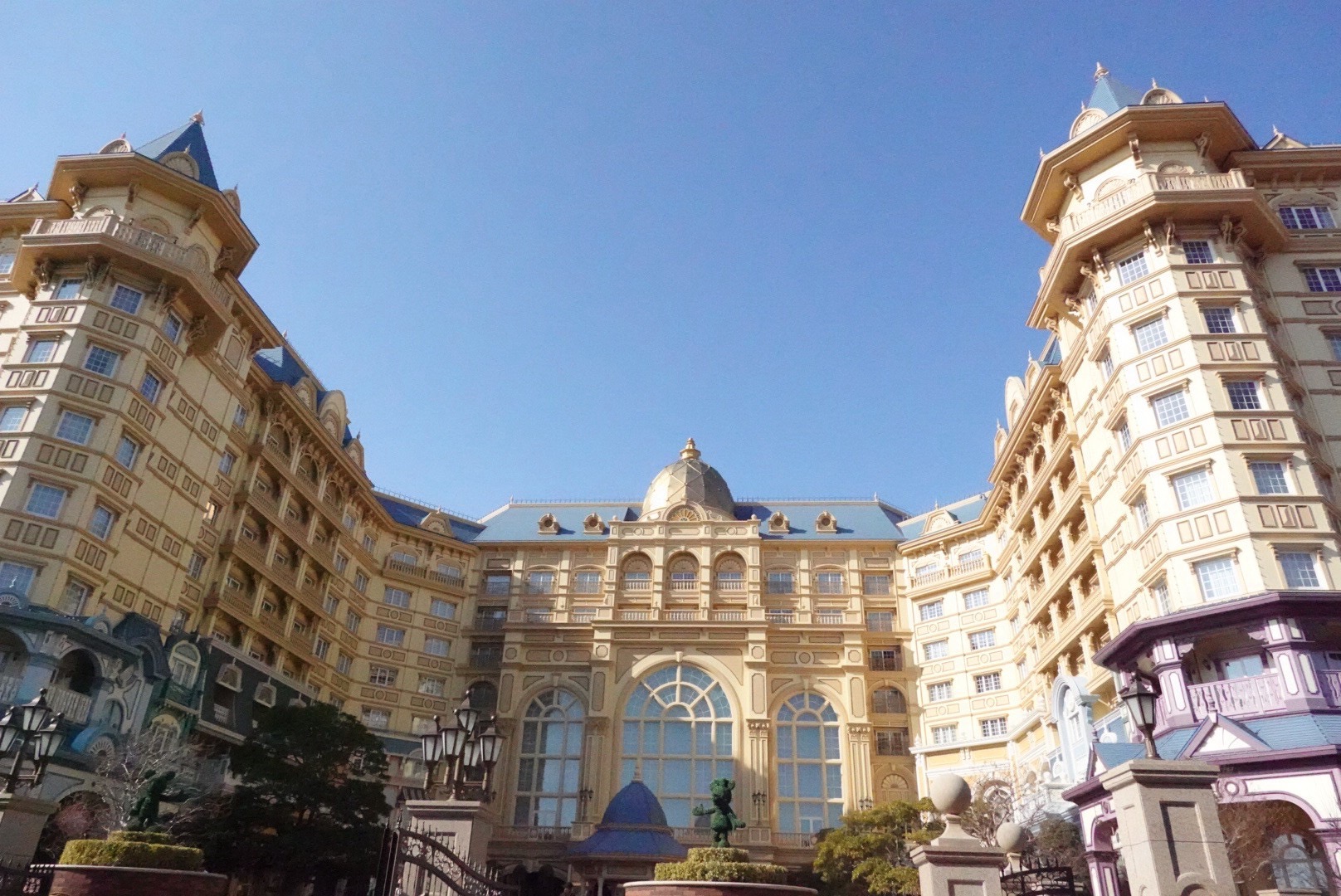 青空の下にそびえる東京ディズニーランドホテルの外観