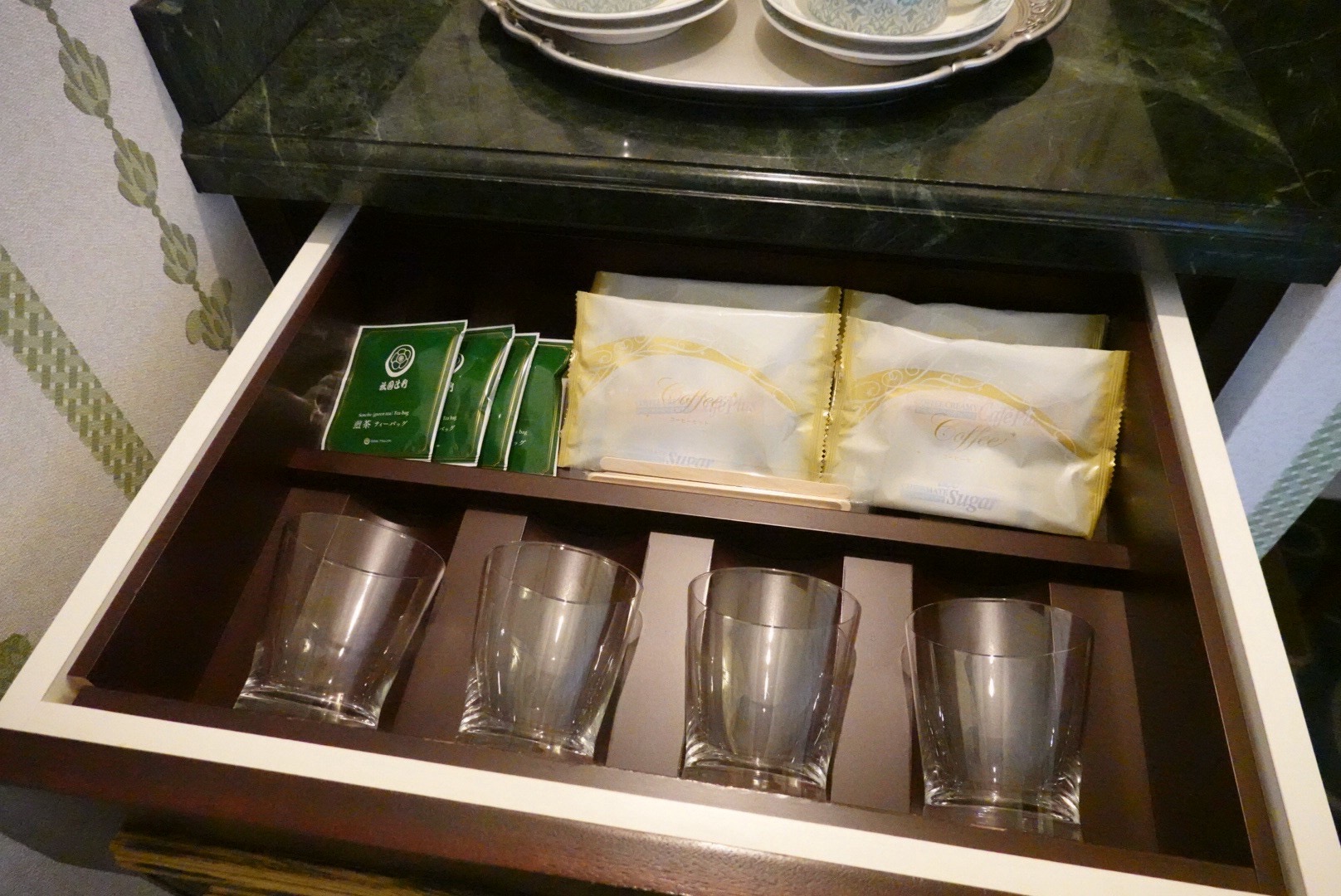 引き出しに収納されたお茶などの飲み物とグラス