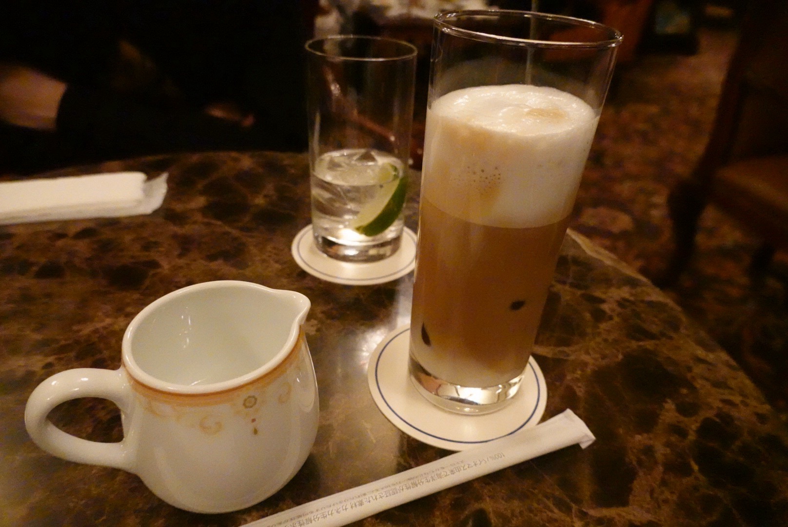 ラウンジのテーブルでいただいた泡立つミルク入りの飲み物