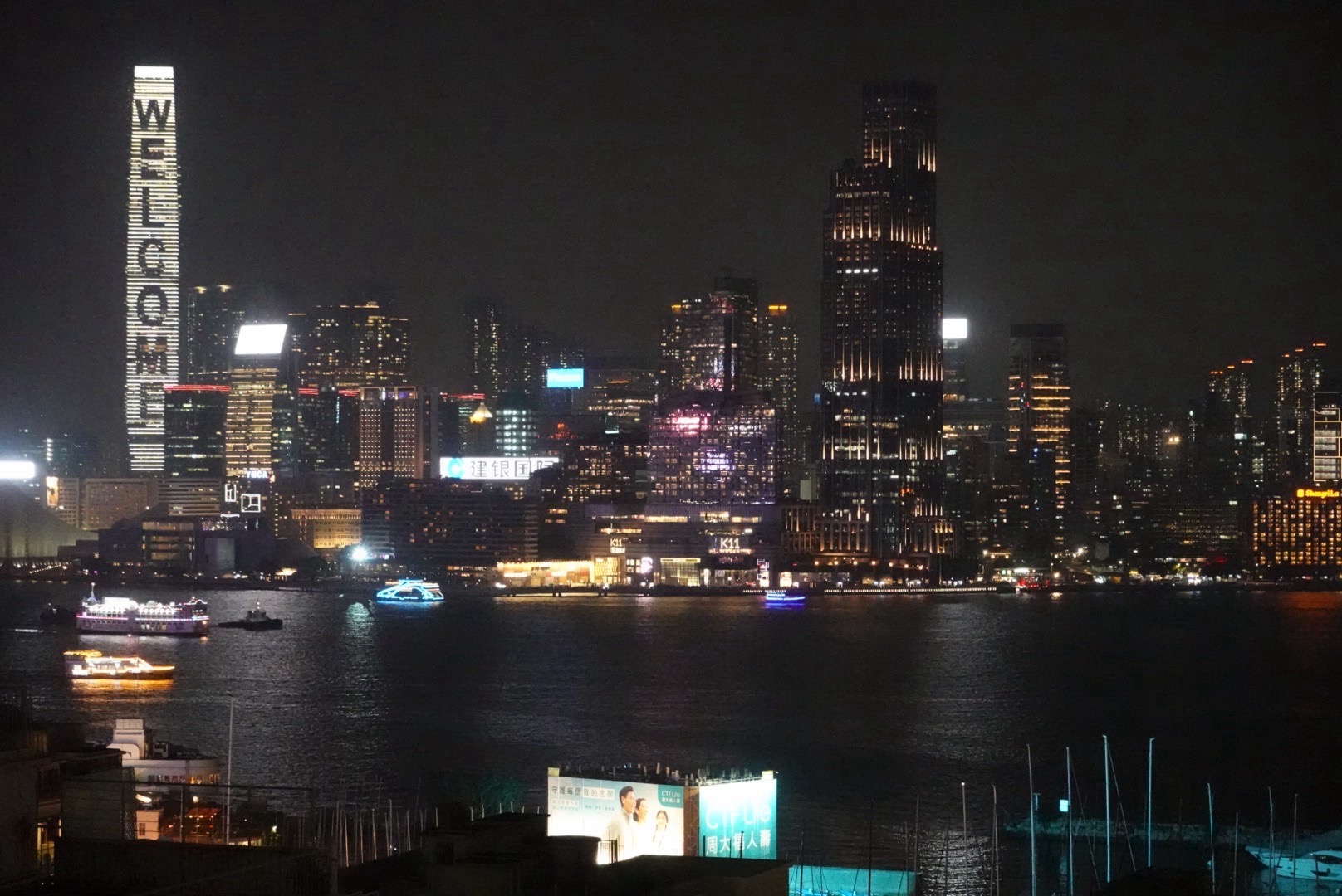 客室から眺めた香港の夜景。海の向こうに高層ビルの明かりが広がる