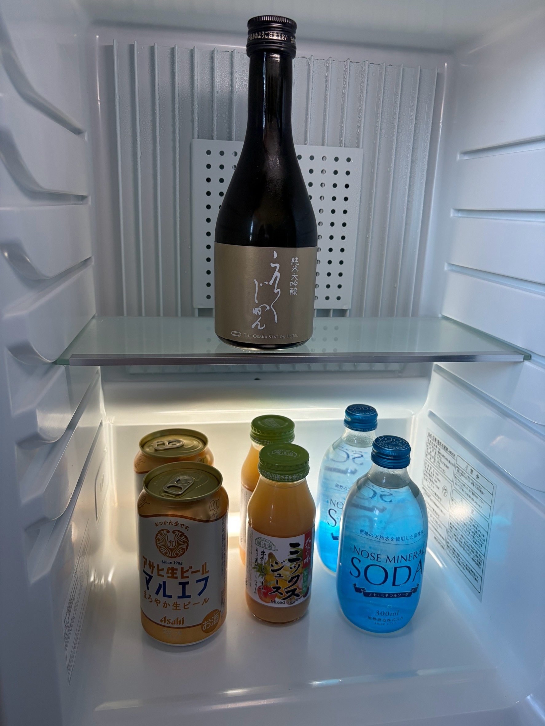無料ミニバーのマルエフビール、ミックスジュース、炭酸水、日本酒