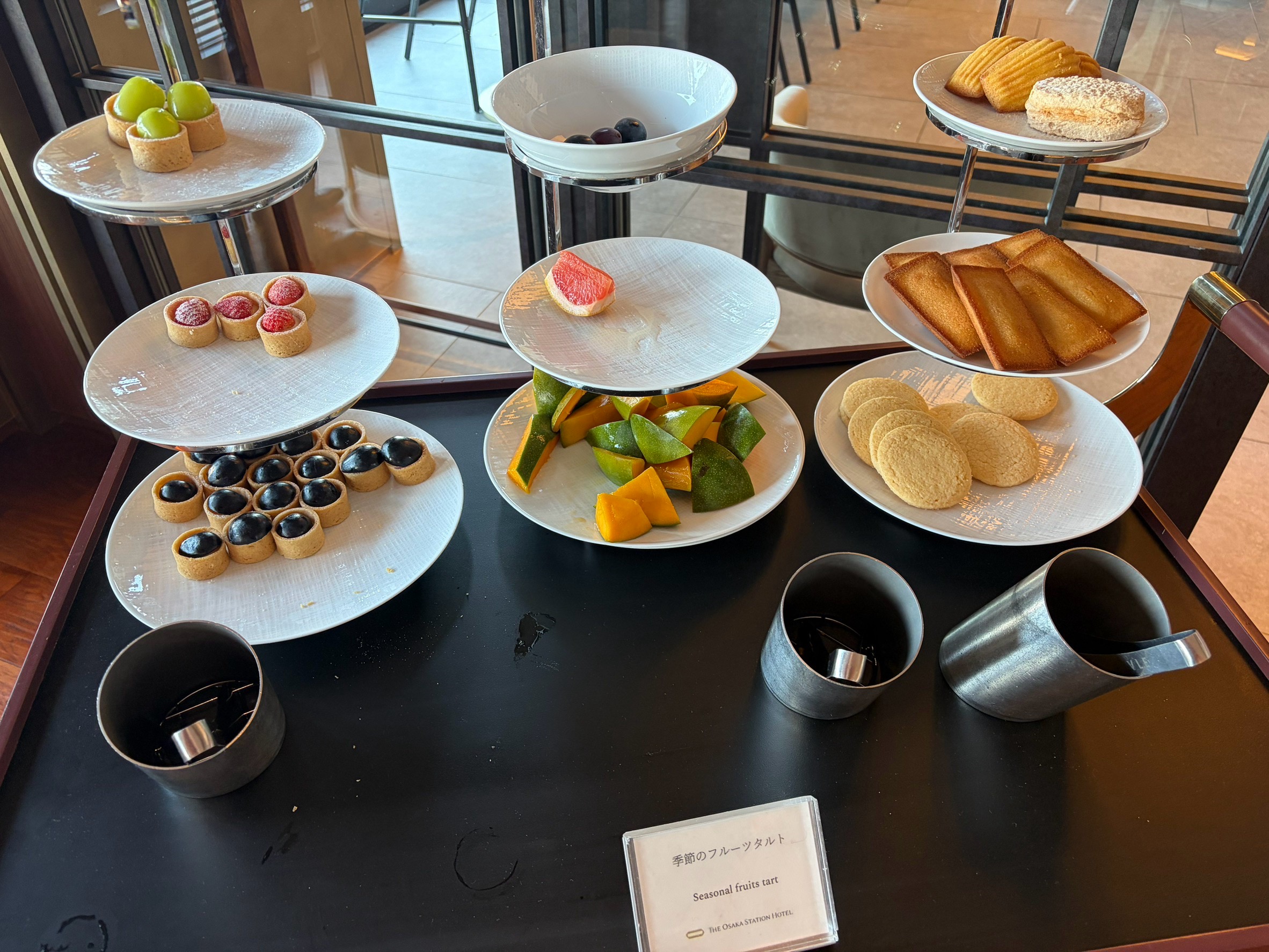 フルーツやタルト、焼き菓子が並ぶ朝食ビュッフェのデザートコーナー