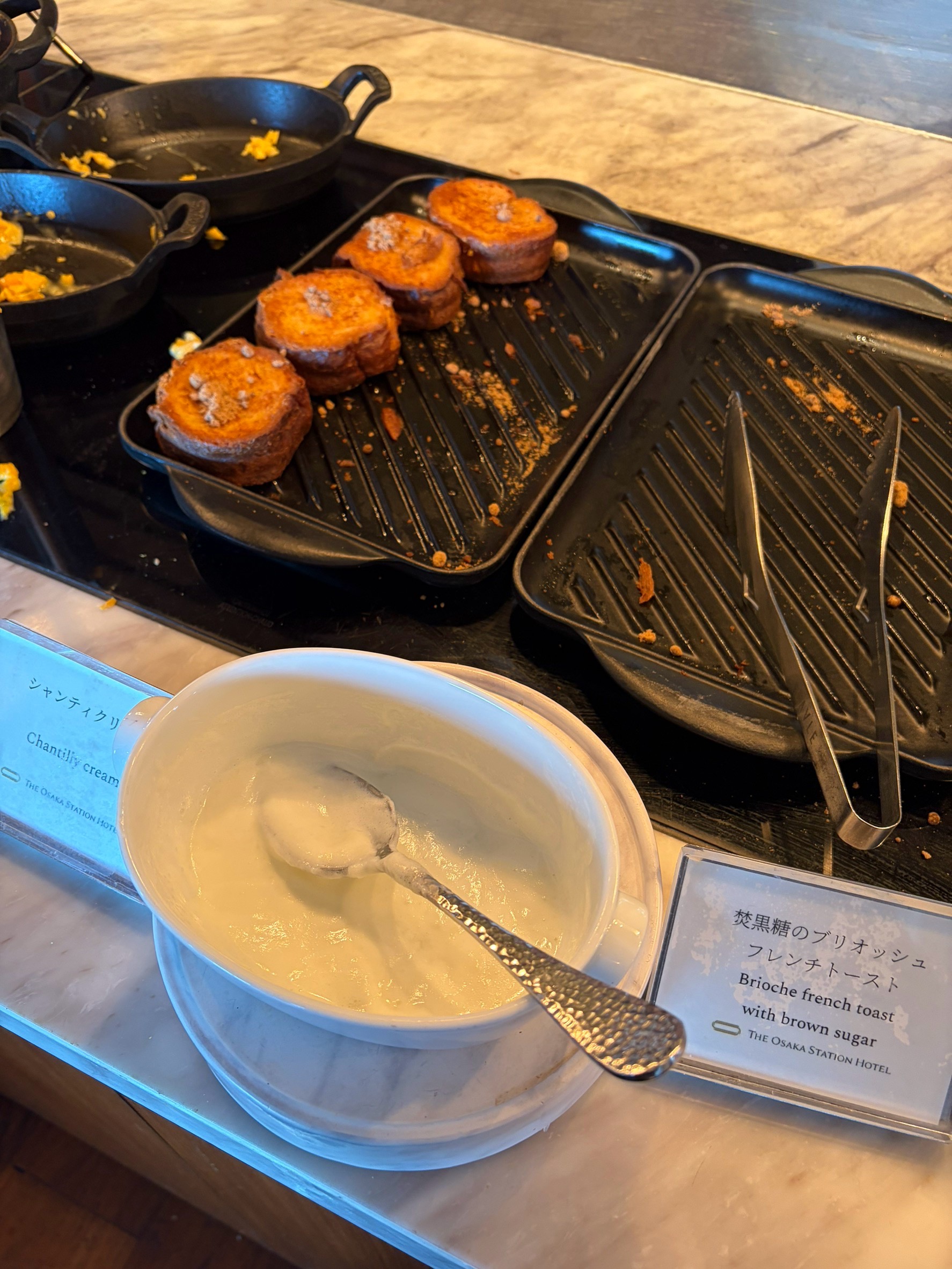 朝食ビュッフェのフレンチトーストと添え物