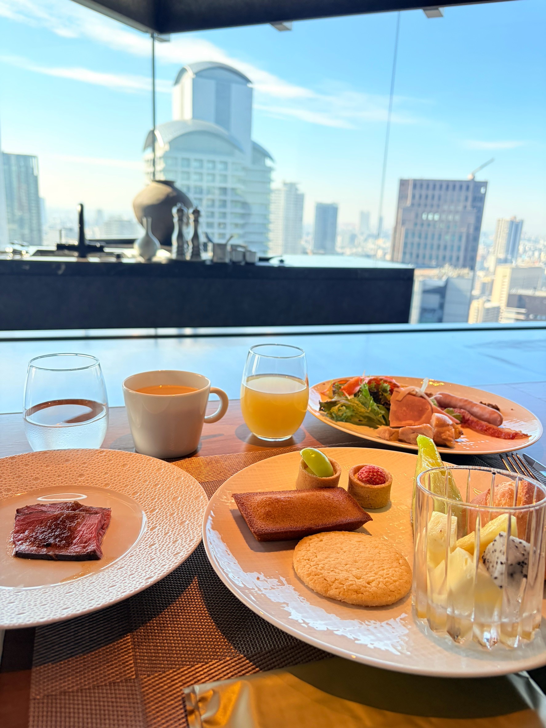 窓越しに大阪の街を眺めながら楽しむ朝食