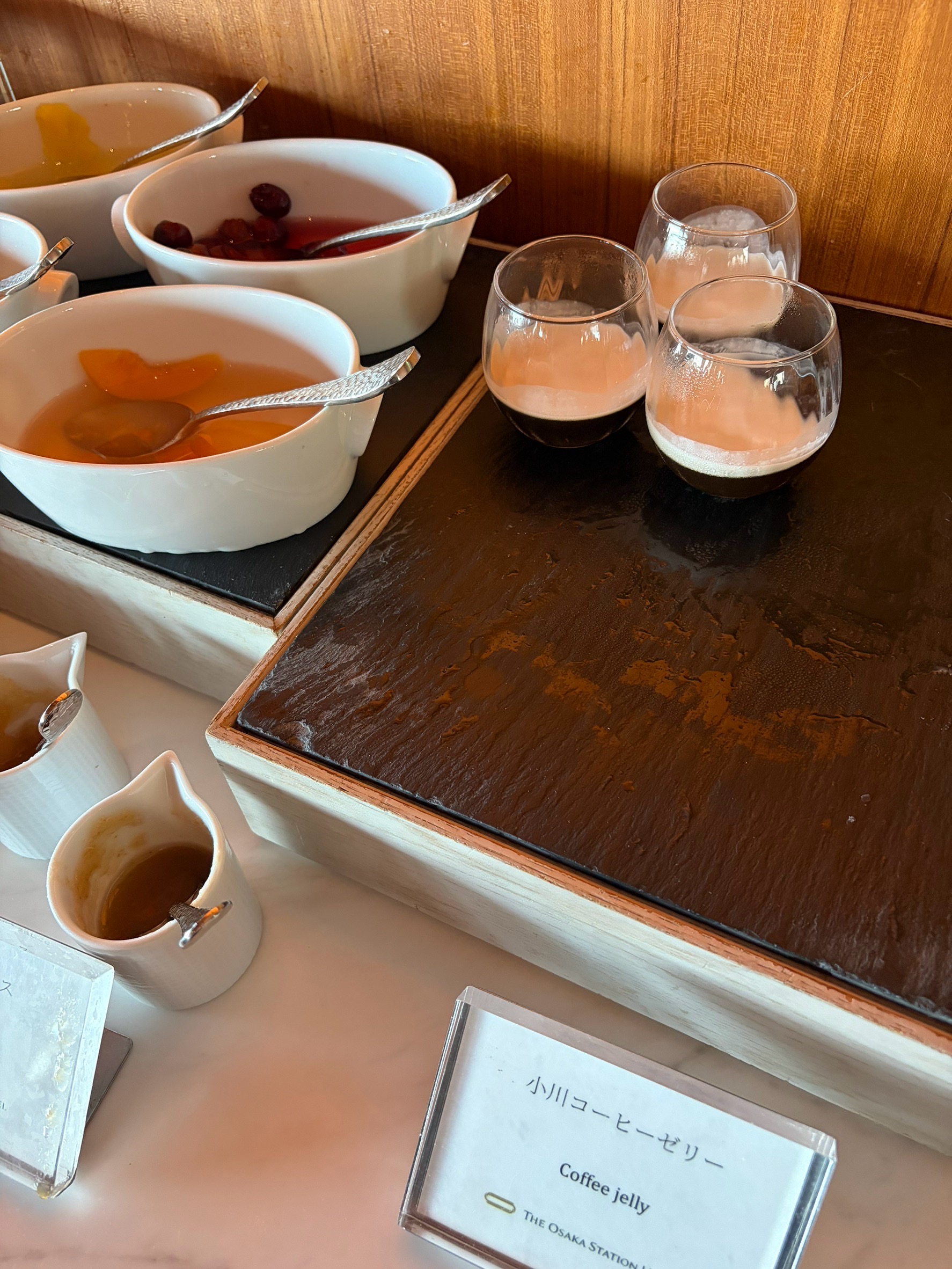 グラス入りのデザートなどが並ぶ朝食会場のコーナー