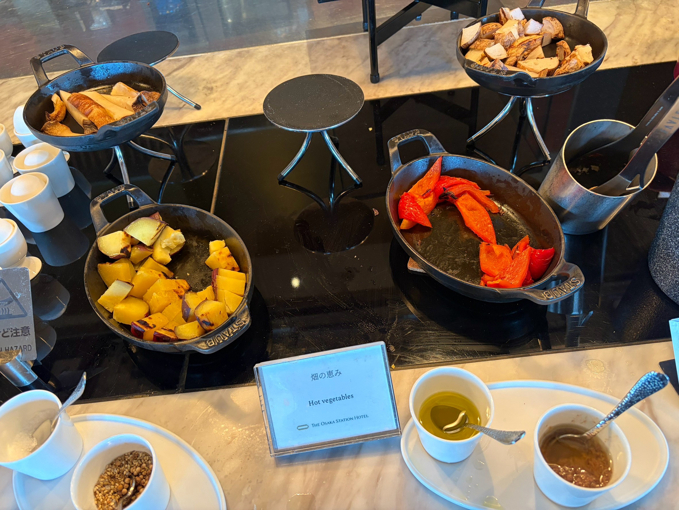 色とりどりの野菜料理が並ぶ温菜コーナー