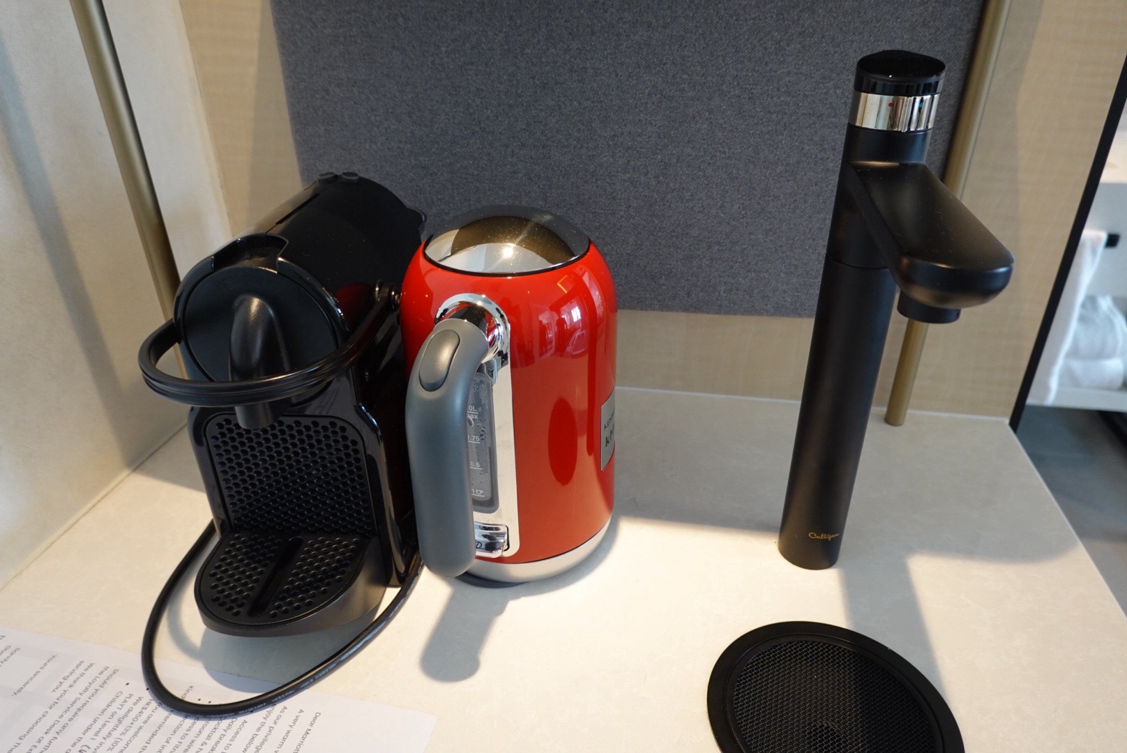 客室に並ぶカプセル式コーヒーマシン、赤い電気ケトル、浄水器