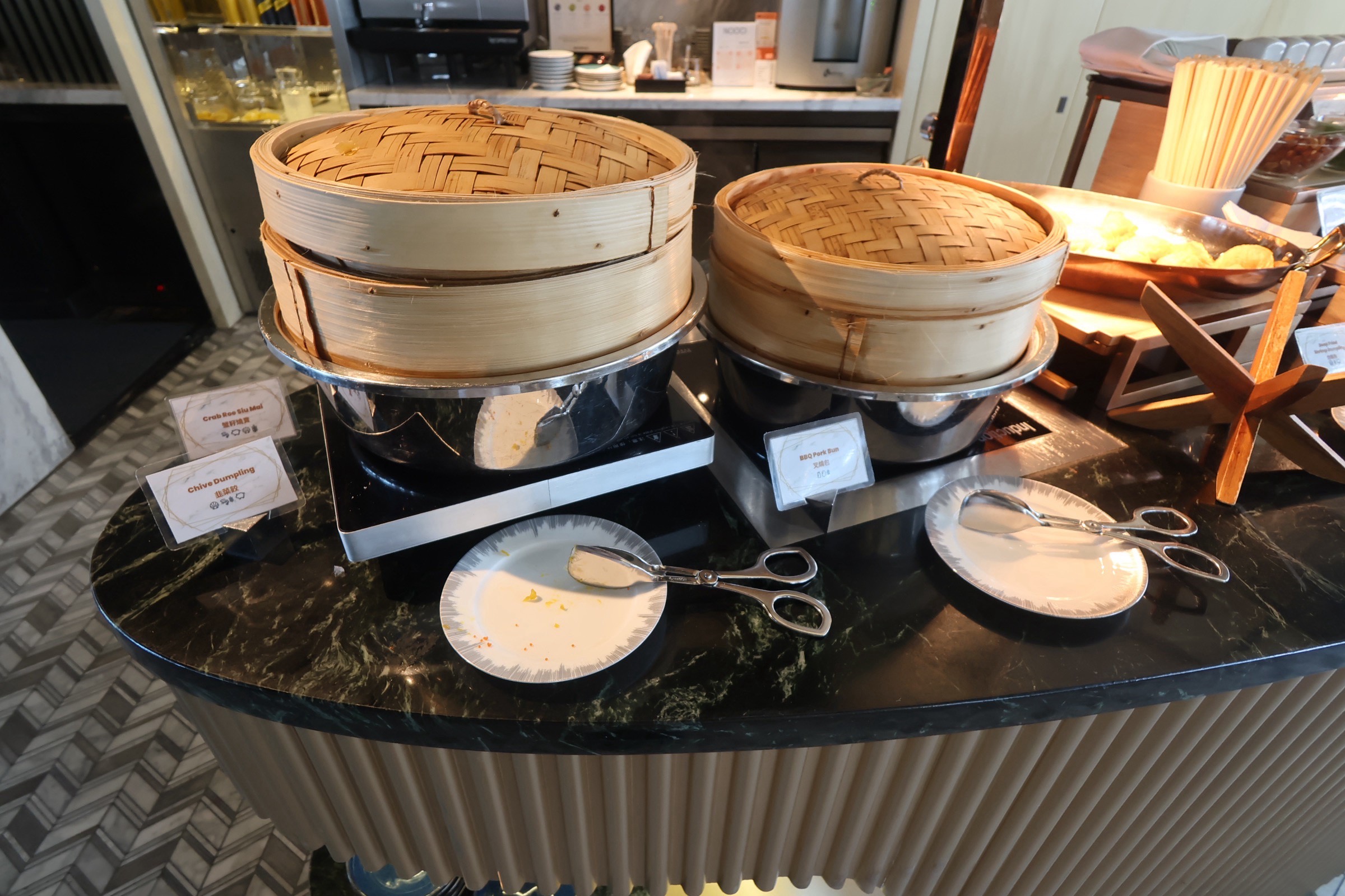 ラウンジの朝食ビュッフェに並ぶ飲茶のせいろ