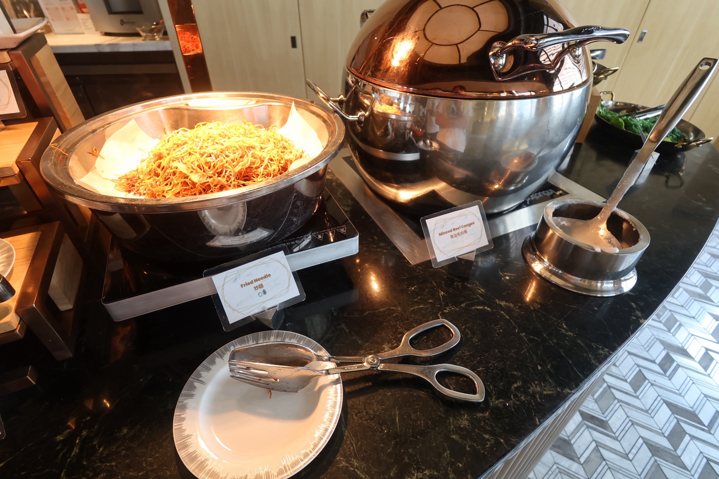 ラウンジ朝食の温かい麺料理のコーナー