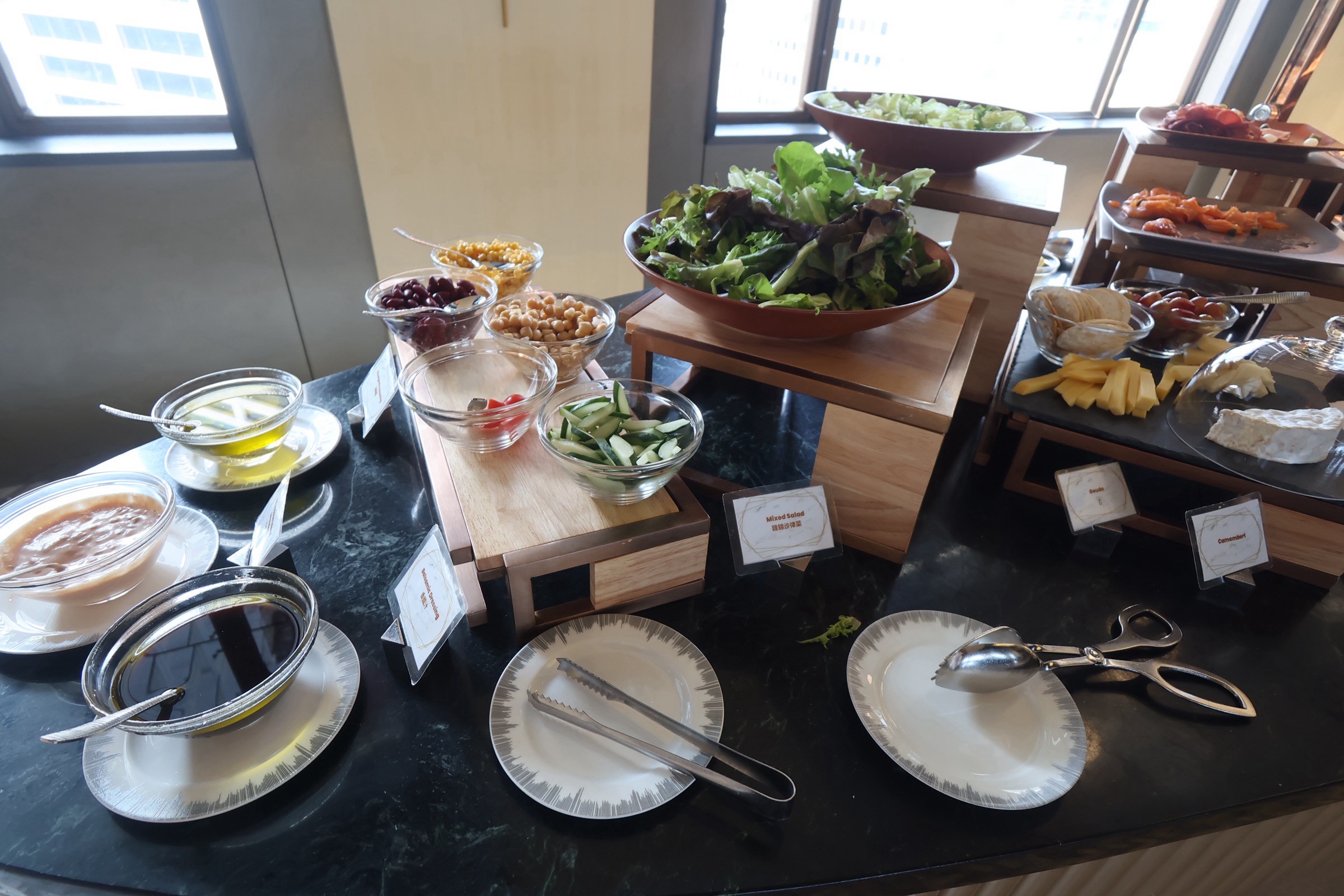 ラウンジ朝食のサラダと付け合わせのコーナー