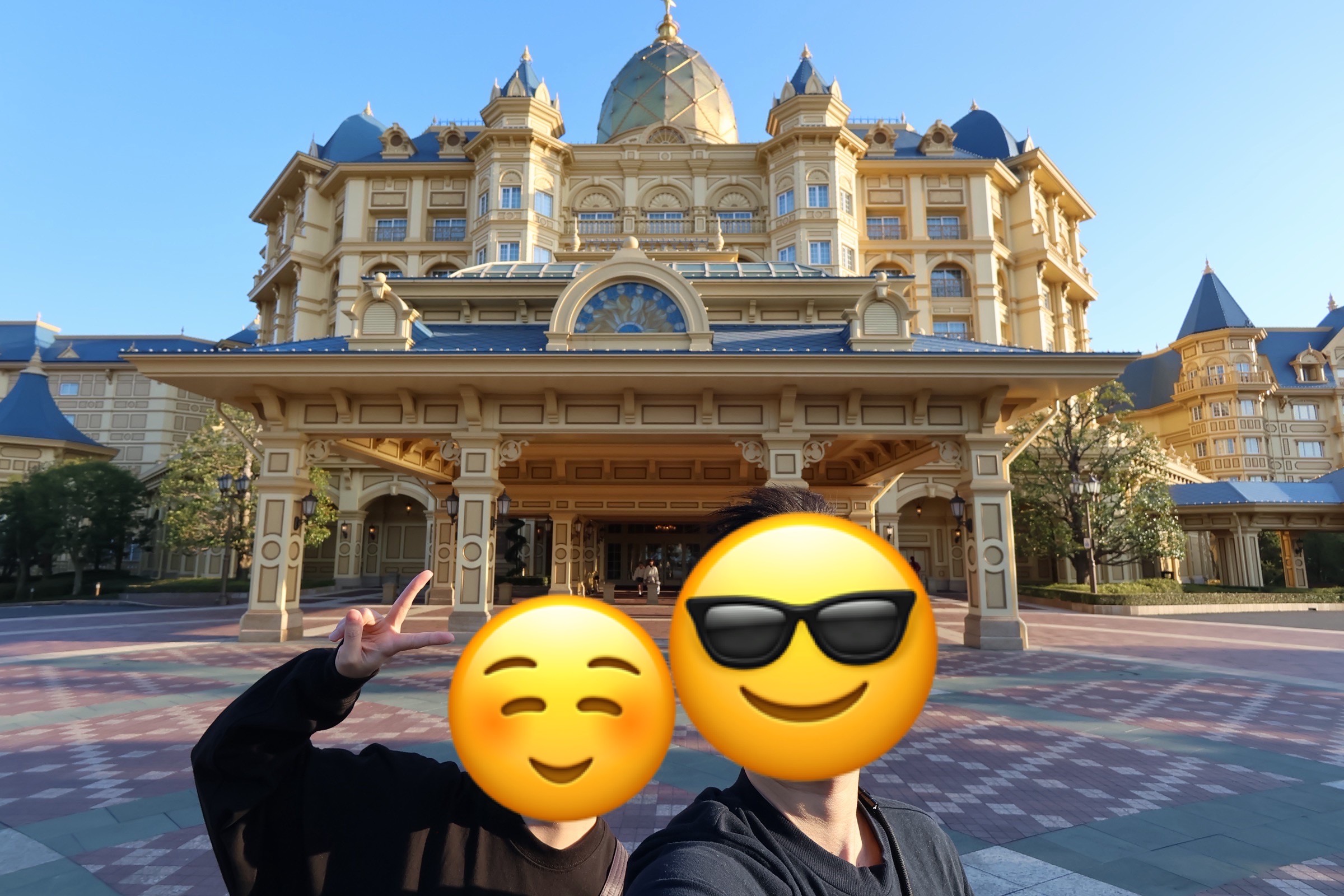 東京ディズニーランドホテルの車寄せ側エントランスでの記念写真